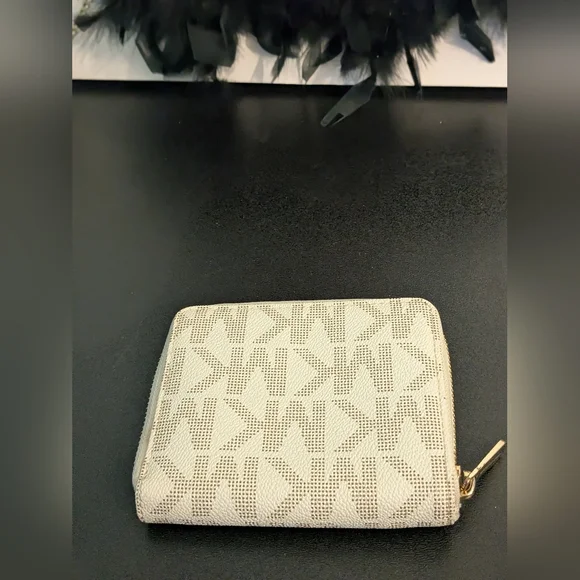 Michael Kors NWOT Signature Jet Set Leather Zip Around Multi Functional Wallet - Picture 9 of 9